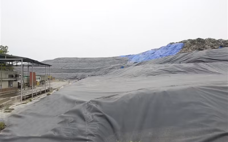 Một góc bãi rác Xuân Sơn, Sơn Tây, Ba Vì, Hà Nội. (Ảnh: TTXVN)