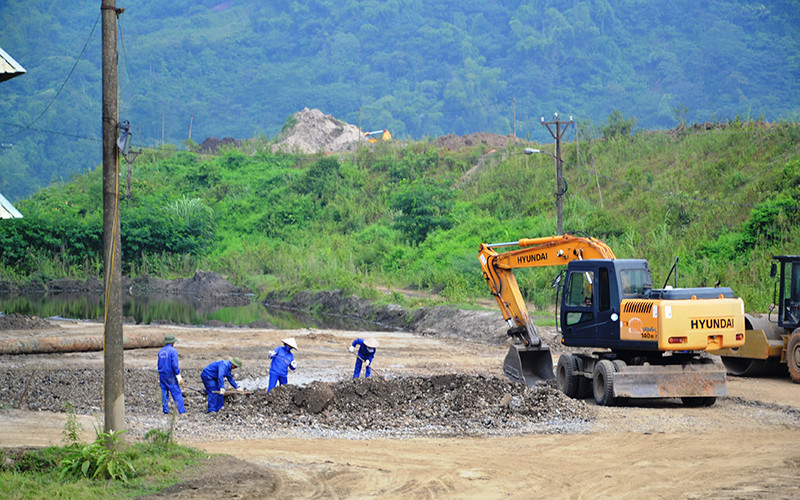 Công nhân Nhà máy tuyển quặng Cam Đường nghỉ vận hành dây chuyền tuyến quặng nổi, đi làm đường giao thông nội bộ do nhà máy ngừng hoạt động.