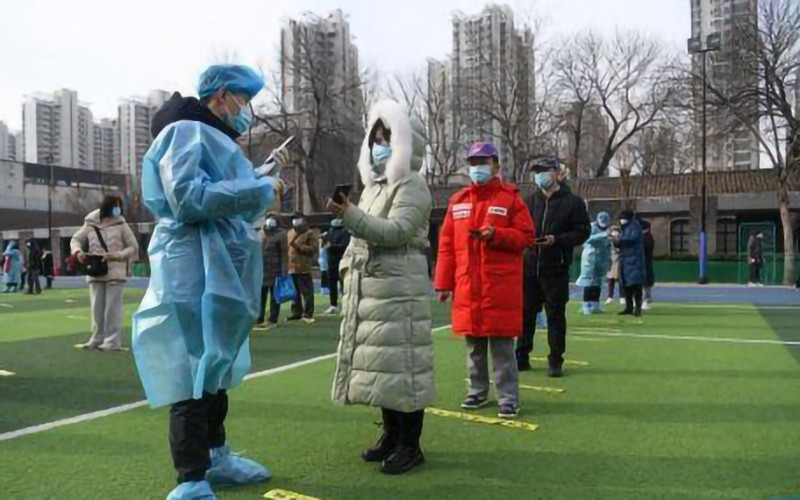 Người dân thành phố Thiên Tân xếp hàng chờ lấy mẫu xét nghiệm Covid-19. (Ảnh: Tân Hoa xã)