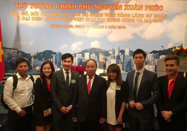 TS Nguyễn Xuân Hải đứng cạnh Thủ tướng Nguyễn Xuân Phúc trong buổi gặp mặt nhân chuyến thăm tới Hồng Công (Trung Quốc) của Thủ tướng.