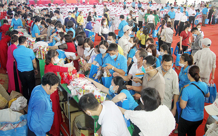 Trong Tháng Công nhân năm 2022, Liên đoàn Lao động tỉnh Thái Nguyên tổ chức gian hàng 0 đồng, thay dầu xe máy miễn phí cho hơn 1.000 công nhân với giá trị hơn hai tỷ đồng. (Ảnh THẾ BÌNH)