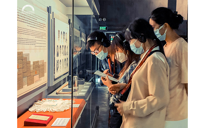 Khách tham quan sử dụng công nghệ thuyết minh tại di tích Nhà tù Hỏa Lò (Hà Nội).