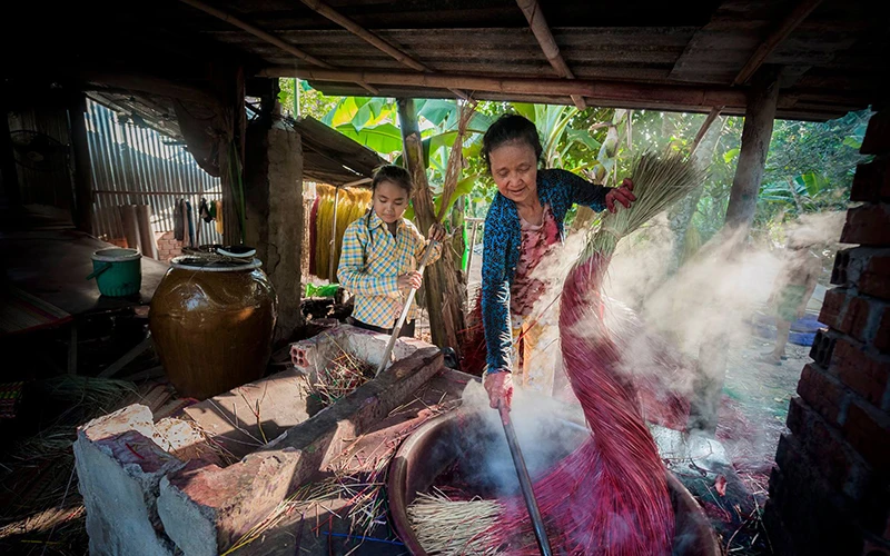 Công đoạn nhuộm sợi góp phần làm nên những sản phẩm đẹp.