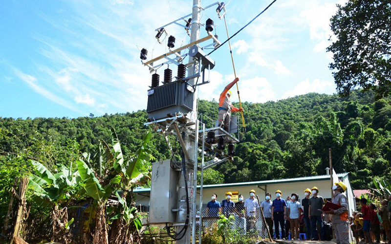 Đưa điện về với bản H’Mông