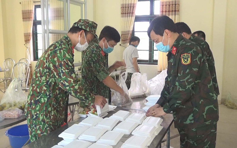 Các cán bộ, chiến sĩ Bộ Chỉ huy Quân sự tỉnh Hà Nam chuẩn bị các suất cơm cho công dân cách ly tập trung.