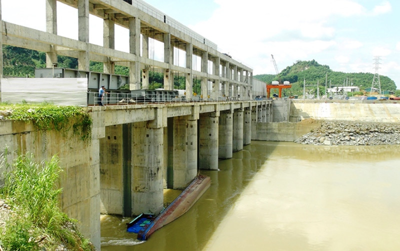 Tàu chở hàng bị đắm chắn ngang cửa van 11 của công trình Thủy điện Sông Lô 8B, gây cản trở việc di chuyển của các phương tiện thủy trên sông.
