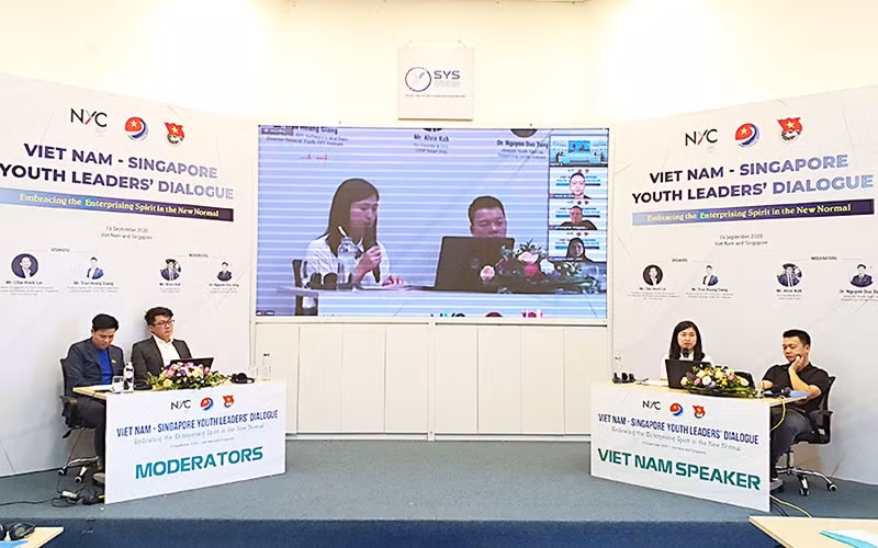 Toàn cảnh chương trình tại đầu cầu Hà Nội.