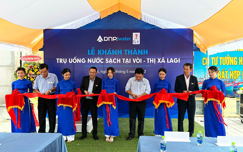 Đại diện ban lãnh đạo thị xã La Gi và công ty Cổ phần Đầu tư ngành nước DNP Water cắt băng khánh thành các trụ nước sạch cộng đồng.