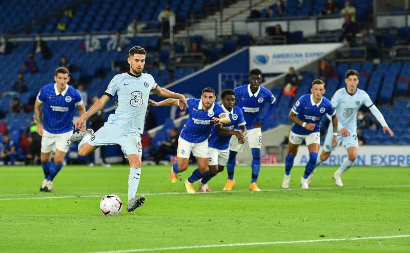 Forginho (áo trắng) sút phạt đền mở tỷ số cho Chelsea.