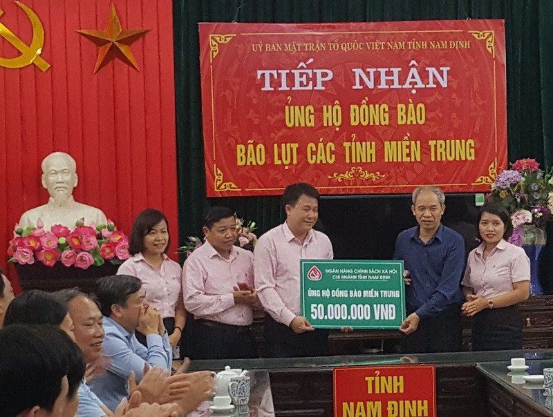 Hệ thống MTTQ các cấp ở Nam Định đã tiếp nhận số tiền mặt bảy tỷ đồng ủng hộ đồng bào miền trung.