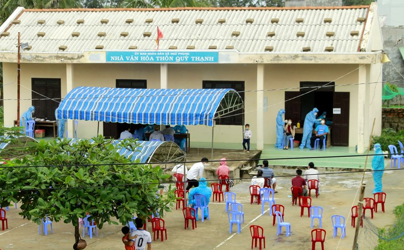 Xét nghiệm nhanh SARS-CoV-2 sàng lọc cộng đồng cho nhân dân xã Ngũ Phụng, huyện Phú Quý (Bình Thuận).