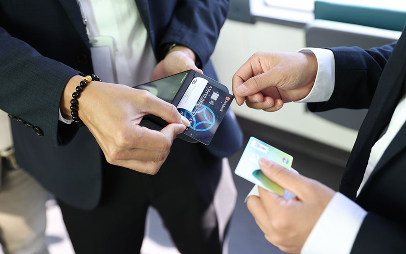 Thanh toán bằng thẻ không tiếp xúc trên xe điện Vinbus.