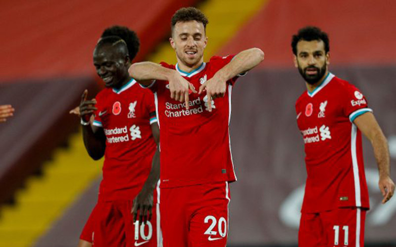 Tân binh Jota (giữa) tỏa sáng, ghi bàn quyết định giúp Liverpool thắng West Ham 2-1.