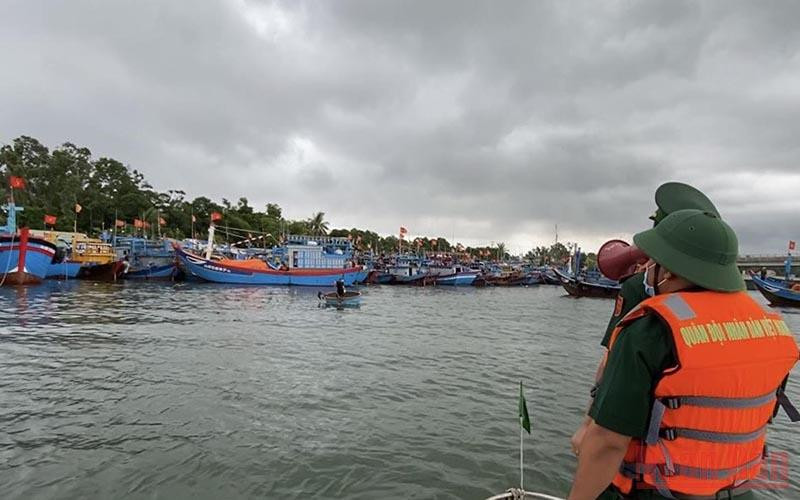 Bộ đội Biên phòng Quảng Ngãi kêu gọi, hướng dẫn tàu thuyền vào bờ neo đậu tránh bão số 5.