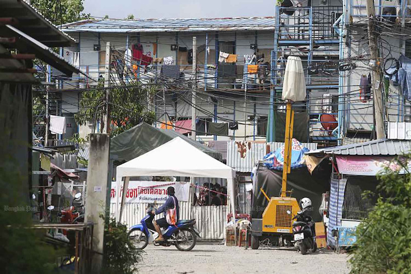 Khu nhà ở dàn cho công nhân xây dựng ở quận Laksi bị phong tỏa. (Ảnh: Bưu điện Bangkok)