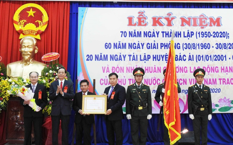 Thừa ủy quyền của Chủ tịch nước, đồng chí Nguyễn Đức Thanh, UVTƯ Đảng, Bí thư Tỉnh ủy, Chủ tịch HĐND tỉnh Ninh Thuận trao Huân chương Lao động hạng Nhì cho Đảng bộ, chính quyền và nhân dân huyện Bác Ái, vì đã có thành tích xuất sắc trong trong quá trình xây dựng và bảo vệ Tổ quốc xã hội chủ nghĩa.