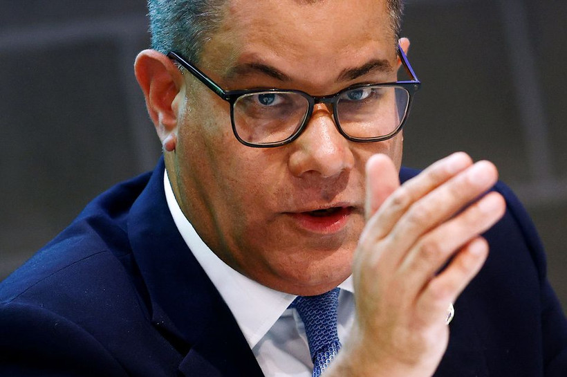 Chủ tịch COP26 của Anh Alok Sharma tổ chức một cuộc họp báo khi kết thúc cuộc họp về khí hậu trước COP26 tại Milan, Italia, ngày 2/10. Ảnh: Reuters. 