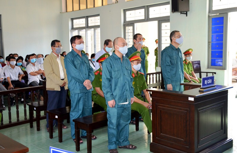 Sáu bị cáo nghe Tòa tuyên án tại phiên tòa hình sự sơ thẩm ngày 21-8-2020.