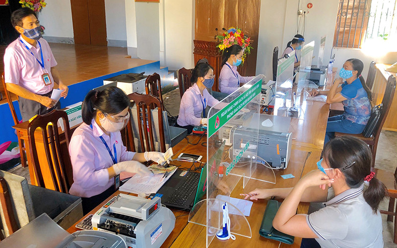 Giao dịch tại xã Vạn Ninh của Ngân hàng Chính sách xã hội tỉnh Quảng Bình. (Ảnh Tuấn Ngọc)