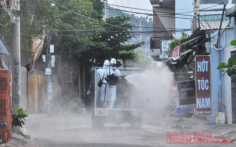 Đà Nẵng tiếp tục phun khử khuẩn các khu vực nguy cơ lây nhiễm cao.