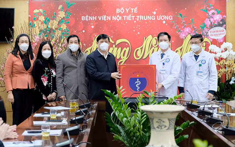  Bộ trưởng tặng quà, động viên cán bộ thầy thuốc Bệnh viện Nội tiết trung ương