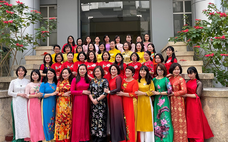 Tập thể các nhà khoa học nữ Viện Hóa học các hợp chất thiên nhiên.