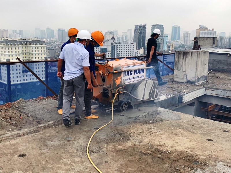 Lực lượng chức năng xử lý vi phạm tại tầng 18 công trình số 8B phố Lê Trực.  