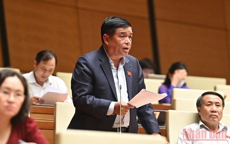 Bộ trưởng Kế hoạch và Đầu tư Nguyễn Chí Dũng giải trình, làm rõ một số ý kiến của đại biểu Quốc hội chiều 2/6. (Ảnh: LINH NGUYÊN)