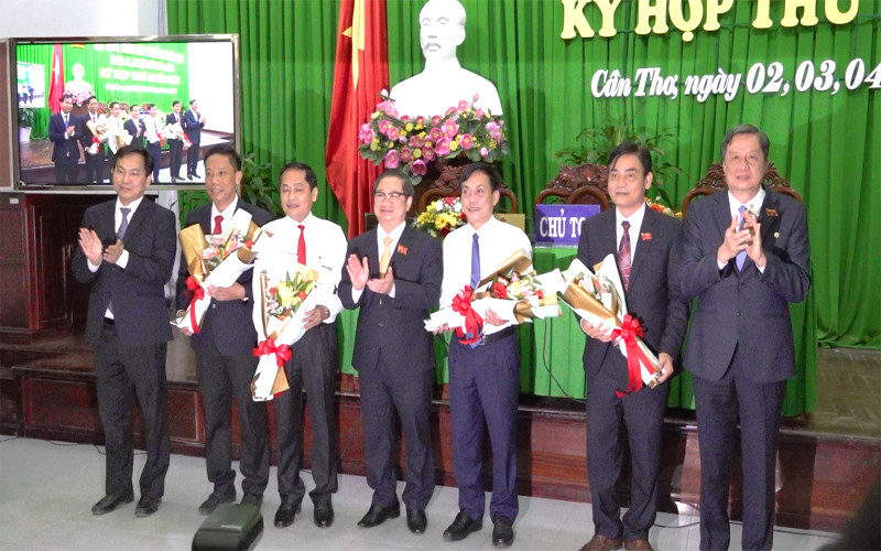 Lãnh đạo TP Cần Thơ tặng hoa chức mừng các đồng chí vừa được bầu.