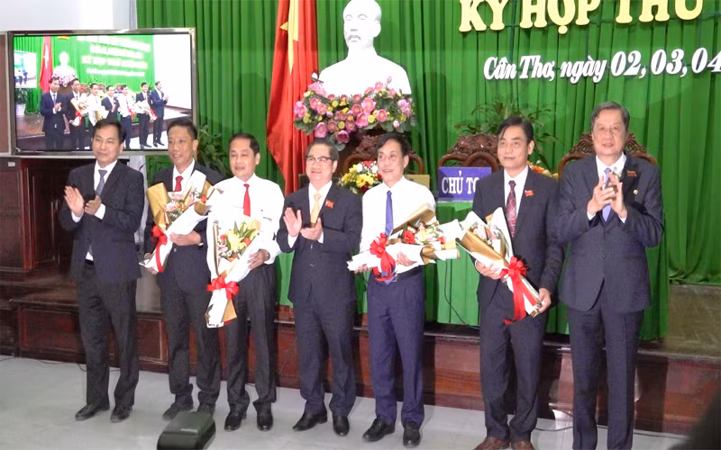 Lãnh đạo TP Cần Thơ tặng hoa chức mừng các đồng chí vừa được bầu.