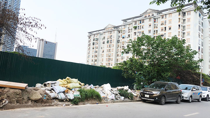 Bãi rác tự phát trên phố Mạc Thái Tổ.