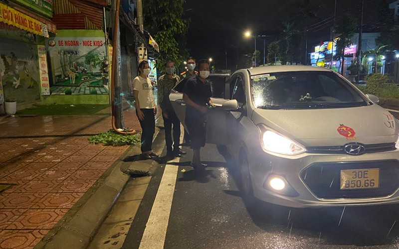 Tổ công tác cùng người dân nhiệt tình giúp đỡ vợ chồng anh Tá.