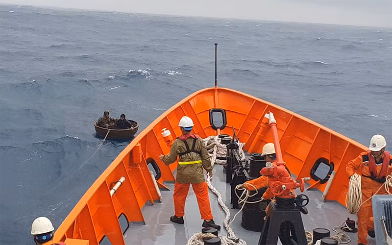 Tàu SAR 412 đã cứu vớt kịp thời hai thuyền viên trôi dạt trên thúng chai.