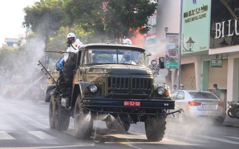 Phun tại vùng phong tỏa, cách ly y tế tại vực tam giác đường Lê Duẩn - Hoàng Hoa Thám - Lý Thái Tổ. (Ảnh: ANH ĐÀO)