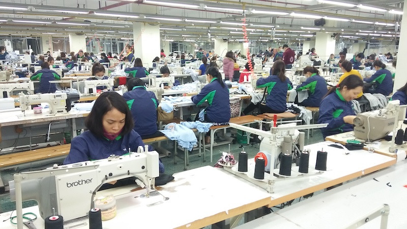 Khó khăn về xuất khẩu, Công ty TNG chủ động chuyển sang sản xuất khẩu trang và quần áo bảo hộ phòng chống dịch Covid-19. 