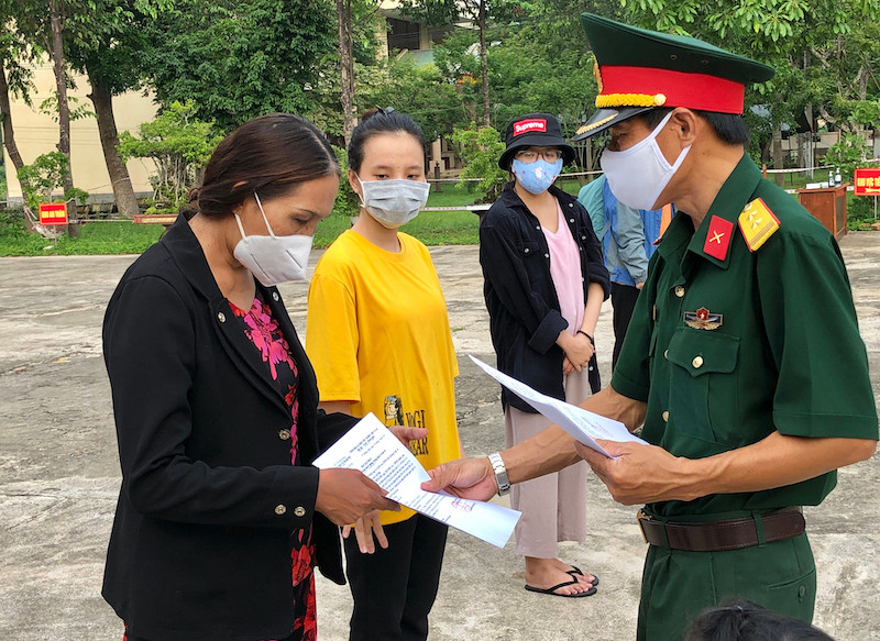 Trao giấy chứng nhận hoàn thành cách ly tập trung cho người dân từ tâm dịch Đà Nẵng trở về địa phương.