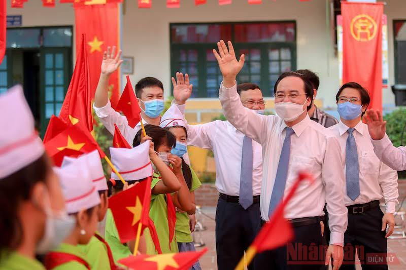 Bộ trưởng GD-ĐT Phùng Xuân Nhạ trong ngày khai giảng tại Trường tiểu học Đan Phượng 