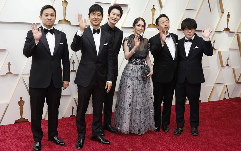 Đoàn làm phim "Drive my car" tại lễ trao giải Oscar 2022. (Ảnh: The Japan Times)
