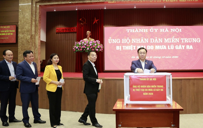 Bí thư Thành ủy Vương Đình Huệ cùng các đồng chí lãnh đạo thành phố Hà Nội quyên góp ủng hộ đồng bào miền trung bị thiệt hại do mưa lũ gây ra.