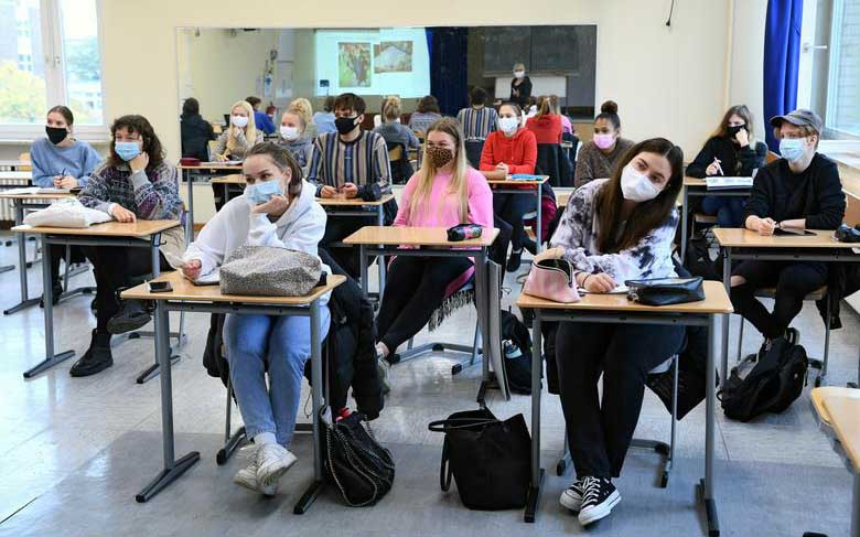 Học sinh Trường Trung học Martin-Buber-Oberschule đeo khẩu trang phòng dịch khi đến trường sau kỳ nghỉ mùa thu ở Berlin, Đức, ngày 26/10/2020. (Ảnh: REUTERS)