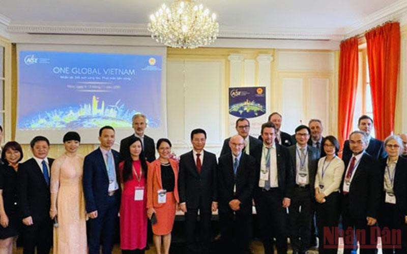 Bộ trưởng Nguyễn Mạnh Hùng (giữa) cùng ban tổ chức, diễn giả tại Hội nghị.