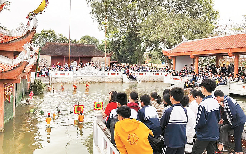 Biểu diễn rối nước phục vụ khách du lịch tại làng rối nước Đào Thục (huyện Đông Anh, thành phố Hà Nội).