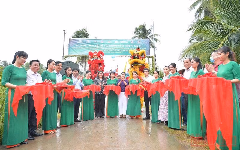 Cắt băng khánh thành cây cầu.