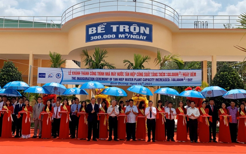 Cắt băng khánh thành Nhà máy nước Tân Hiệp mở rộng. 