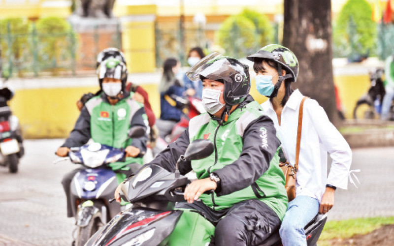 Xe chở khách công nghệ chở khách trên đường phố TP Hồ Chí Minh.