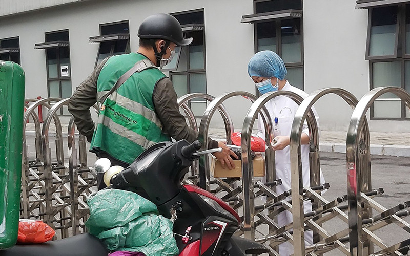 Cần ưu tiên tiêm cho lực lượng shipper. (Ảnh: HỒNG VÂN)
