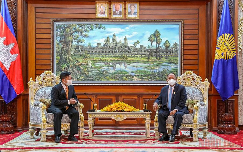 Chủ tịch Quốc hội Campuchia Samdech Heng Samrin tiếp Đại sứ Việt Nam Nguyễn Huy Tăng, sáng 7/12. (Ảnh: Fresh News)