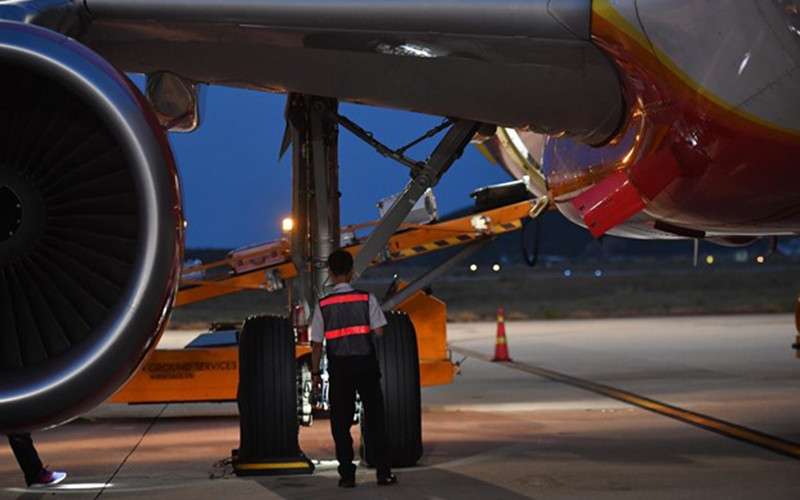 Tàu bay VN-A544 và VN-A636 tạm thời dừng bay để đánh giá kỹ thuật. (Ảnh: CTV/Vietnam+)