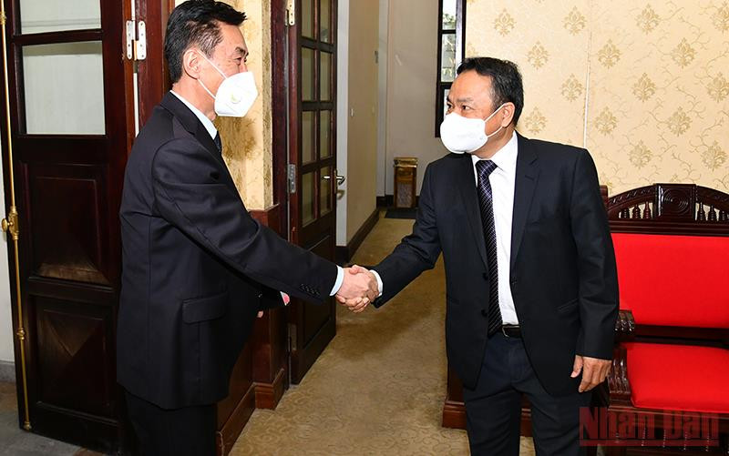 Phó Tổng Biên tập Báo Nhân Dân Đinh Như Hoan tiếp Đại biện lâm thời Đại sứ quán Triều Tiên tại Việt Nam Ri Ho Jun. (Ảnh: Thủy Nguyên)