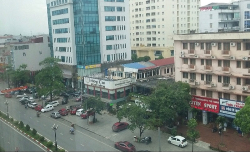 Ô-tô đỗ trên vỉa hè đường Hoàng Văn Thụ, thành phố Thái Nguyên.